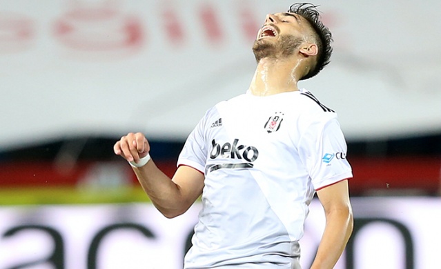 SÜPER Lig'de 2020-2021 sezonunun ilk haftasında Karadeniz Trabzonspor ile Beşiktaş derbisine ev sahipliği yaptı. Mücadeleyi Beşiktaş Boyd, Mensah ve Lens'in golleriyle 3-1 kazandı. Karadeniz temsilcisinin tek golü ise Abdülkadir'den geldi. (Foto: AA)