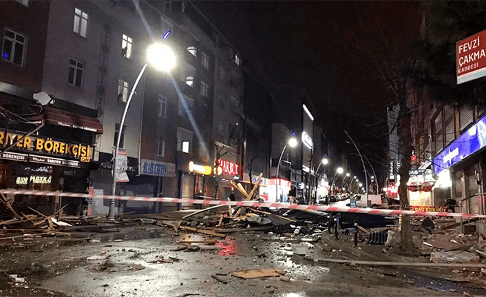 Şiddetli lodos İstanbul'u kırdı geçti