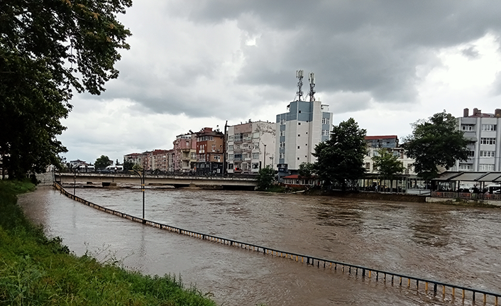 Etkili yağışlar Tekkeköy ve Terme'yi de fena vurdu
